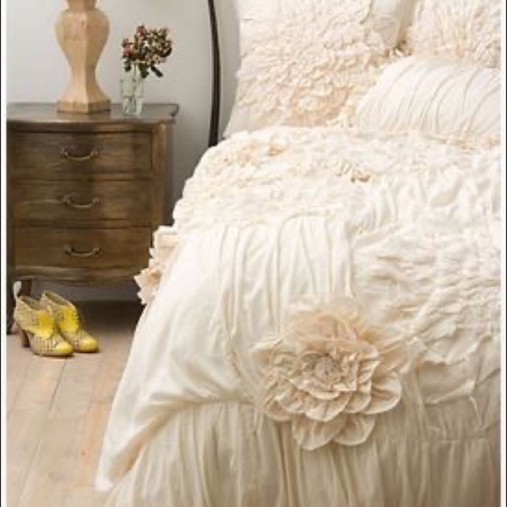Anthropologie Georgina King Bedskirt in Creme